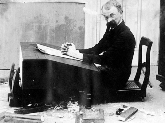 karl-valentin_schreibtisch_g