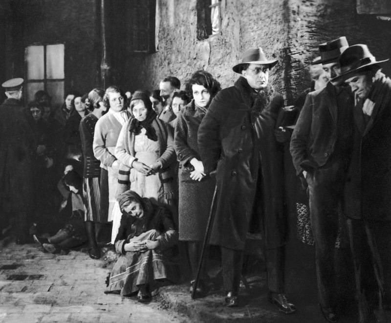 003-the-joyless-street-theredlist