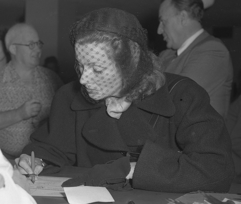 Garbo signing her US citizenship papers in 1950